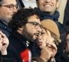Une pièce phare signée Bérénice.

Maxim Nucci (Yodelice) et sa compagne Isabelle Ithurburu dans les tribunes lors du match de rugby du Tournoi des 6 Nations opposant la France à l'Angleterre au stade de France, à Saint-Denis, Seine Saint-Denis, France, le 19 mars 2022. La France s'offre le grand chelem dans le Tournoi des six nations, après sa victoire 25-13 contre l'Angleterre. © Cyril Moreau/Bestimage