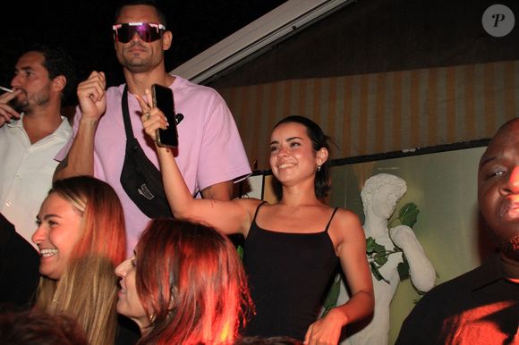 Exclusif - Florent Manaudou et sa compagne Lola Duménil lors d'une soirée au club L'Arc à Paris, à l'occasion des Jeux Olympiques Paris 2024. Le 8 août 2024