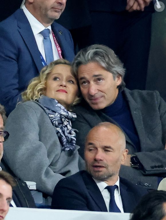 Laurent Solly (Président de Facebook France) et sa femme Caroline Roux - People des les tribunes de la coupe du Monde de Rugby France 2023 - Match de quart de finale "France-Afrique du Sud (28-29)" au Stade de France à Saint-Denis 15 octobre 2023. © Moreau-Jacovides/Bestimage