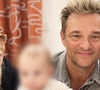 Le film suit David et sa famille pendant plus d’un an, avec archives personnelles, confidences rares et témoignages de proches.

David Hallyday, Sylvie Vartan, Ilona Smet et son fils dans "Hallyday par David", diffusé mercredi 10 février 2026 sur M6