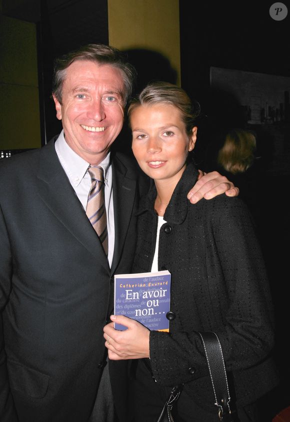 Le journaliste Jacques Legros et sa fille assistent à la soirée de présentation du livre de la chasseuse de têtes et auteure Catherine Euvrard, 'En avoir ou non', au club 'L'Etoile' à Paris-France le 27 septembre 2004. Photo par Benoit Pinguet/ABACA.