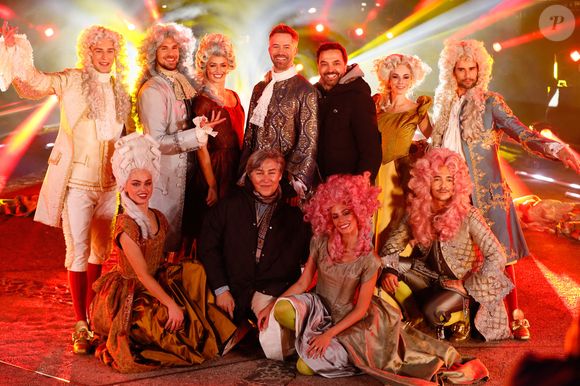 Emmanuel Moire, Kamel Ouali et la troupe de la comédie musicale "Le Roi Soleil" lors du tournage de l'émission "La grande soirée du 31 décembre de Paris" au Musée du Quai Branly à Paris, diffusée le 31 décembre sur France 2. © Christophe Clovis / Bestimage