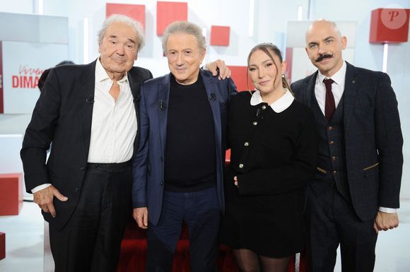 Exclusif - Pierre Perret, Michel Drucker, Linh et Viktor Vincent lors de l'enregistrement de l'émission Vivement Dimanche, au studio Rive gauche, à Paris, France, le 22 octobre 2025, présentée par M.Drucker, diffusée sur France 3 le 16 novembre 2025. © Guillaume Gaffiot/Bestimage