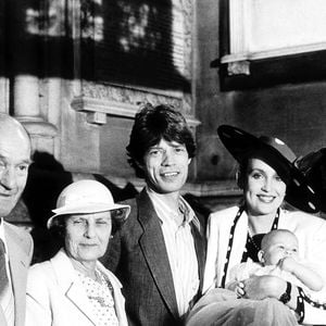 Mick Jagger et Jerry Hall en famille, en juin 1984, lors du baptême de leur fille Elizabeth. Photo : Alamy/ABACAPRESS.COM