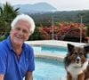 Amateur du marché, il vit dans une grande maison avec piscine

Gérard Lenorman et son chien dans sa maison de Sanary-sur-Mer ©Instagram - Gérard Lenorman