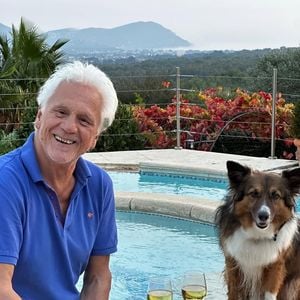 Amateur du marché, il vit dans une grande maison avec piscine

Gérard Lenorman et son chien dans sa maison de Sanary-sur-Mer ©Instagram - Gérard Lenorman