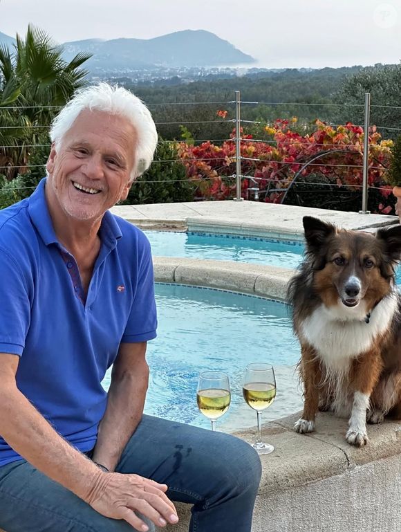 Amateur du marché, il vit dans une grande maison avec piscine

Gérard Lenorman et son chien dans sa maison de Sanary-sur-Mer ©Instagram - Gérard Lenorman