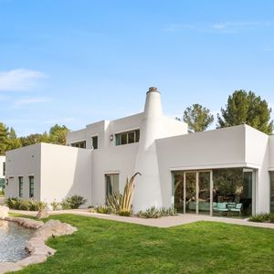 Exclusif - La nouvelle villa de Kanye West à Beverly Hills. Kanye a finalisé l'achat hors marché pour 35 millions de dollars. La propriété de style méditerranéen comprend environ 1900 m2 d'espace habitable, des jardins privés et des vues panoramiques sur la ville. Los Angeles, le 15 décembre 2024.