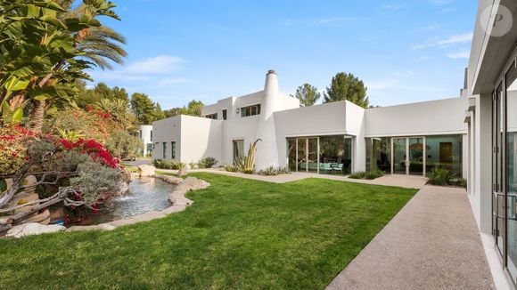 Exclusif - La nouvelle villa de Kanye West à Beverly Hills. Kanye a finalisé l'achat hors marché pour 35 millions de dollars. La propriété de style méditerranéen comprend environ 1900 m2 d'espace habitable, des jardins privés et des vues panoramiques sur la ville. Los Angeles, le 15 décembre 2024.