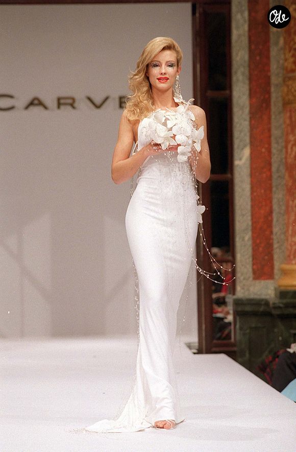À l'occasion de la Fashion Week, l'ancienne reine de beauté a créé l'événement sur les podiums.

Élodie Gossuin (Miss France 2001) au défilé Carven en 2001.

© Bestimage