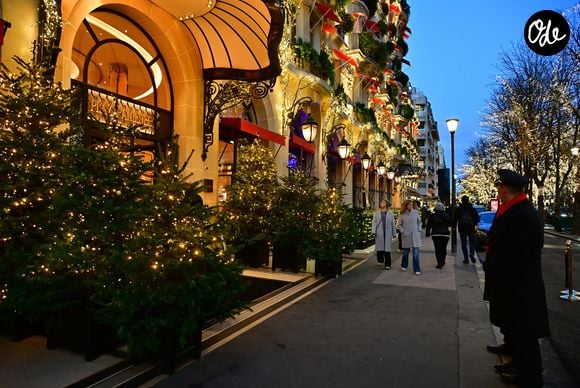 L'hôtel Plaza Athénée au 25 Avenue Montaigne - Illustration des Illuminations de Noël dans les rues de Paris le 26 novembre 2024. © Christian Liewig/Bestimage