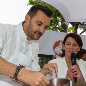 Inauguration de la 5e édition,  les Chefs et les producteurs se retrouvent sur la place des Lices à Saint-Tropez, le 3 mai 2025. Le chef Cyril Lignac fait une démonstration de Pâtisserie. ©Jean-Marc Lhomer / Bestimage.