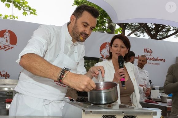Inauguration de la 5e édition, les Chefs et les producteurs se retrouvent sur la place des Lices à Saint-Tropez, le 3 mai 2025. Le chef Cyril Lignac fait une démonstration de Pâtisserie. ©Jean-Marc Lhomer / Bestimage.