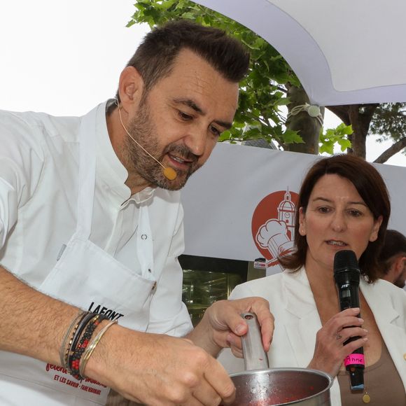 Inauguration de la 5e édition,  les Chefs et les producteurs se retrouvent sur la place des Lices à Saint-Tropez, le 3 mai 2025. Le chef Cyril Lignac fait une démonstration de Pâtisserie. ©Jean-Marc Lhomer / Bestimage.