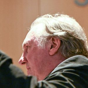 L'acteur français Gérard Depardieu arrive, avec son avocat Jérémie Assous, à l'ouverture de son procès pour agressions sexuelles sur deux femmes lors d'un tournage de film en 2021, au tribunal correctionnel de Paris, France, le 24 mars 2025. Depardieu, 76 ans, qui a réalisé plus de 200 films et séries télévisées, a été accusé de comportement inapproprié par une vingtaine de femmes, mais c'est la première affaire à être jugée. Les deux plaignantes - Amélie, 54 ans, décoratrice, et Sarah (nom modifié), 34 ans, assistante réalisatrice - allèguent une agression sexuelle lors du tournage en 2021 de « Les Volets Verts » du réalisateur Jean Becker. © Yehiel Chekroune/Bestimage