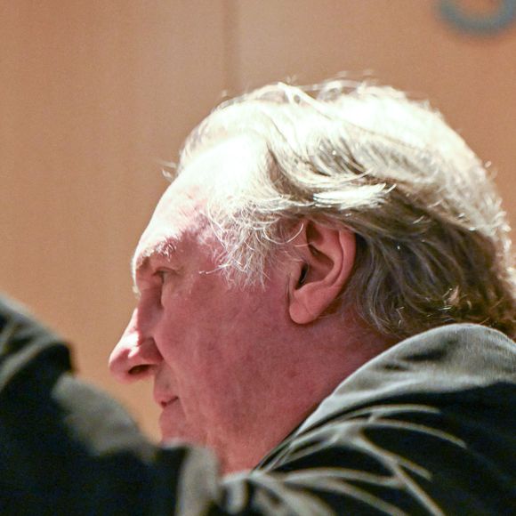 L'acteur français Gérard Depardieu arrive, avec son avocat Jérémie Assous, à l'ouverture de son procès pour agressions sexuelles sur deux femmes lors d'un tournage de film en 2021, au tribunal correctionnel de Paris, France, le 24 mars 2025. Depardieu, 76 ans, qui a réalisé plus de 200 films et séries télévisées, a été accusé de comportement inapproprié par une vingtaine de femmes, mais c'est la première affaire à être jugée. Les deux plaignantes - Amélie, 54 ans, décoratrice, et Sarah (nom modifié), 34 ans, assistante réalisatrice - allèguent une agression sexuelle lors du tournage en 2021 de « Les Volets Verts » du réalisateur Jean Becker. © Yehiel Chekroune/Bestimage