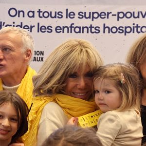 Le sélectionneur de l'équipe de France de football Didier Deschamps et Brigitte Macron se tiennent devant le bureau de poste principal de Bordeaux, dans le sud-ouest de la France, le 8 janvier 2025, alors qu'ils lancent l'édition 2025 du fonds de charité appelé "Opérations pièces jaunes", dont la fondation vise à améliorer les conditions des enfants hospitalisés. Le sélectionneur de l'équipe de France, vainqueur de la Coupe du monde 2018, Didier Deschamps, a annoncé le 8 janvier 2025 qu'il quitterait son poste après la phase finale de 2026. © Fabien Cottereau - Patrick Bernard/Bestimage