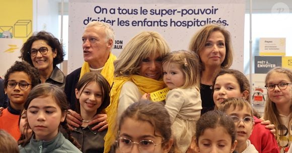 Le sélectionneur de l'équipe de France de football Didier Deschamps et Brigitte Macron se tiennent devant le bureau de poste principal de Bordeaux, dans le sud-ouest de la France, le 8 janvier 2025, alors qu'ils lancent l'édition 2025 du fonds de charité appelé "Opérations pièces jaunes", dont la fondation vise à améliorer les conditions des enfants hospitalisés. Le sélectionneur de l'équipe de France, vainqueur de la Coupe du monde 2018, Didier Deschamps, a annoncé le 8 janvier 2025 qu'il quitterait son poste après la phase finale de 2026. © Fabien Cottereau - Patrick Bernard/Bestimage