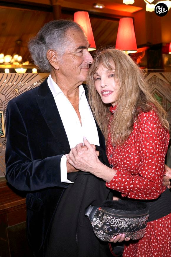 Bernard-Henri Lévy et Arielle Dombasle lors de la soirée de remise du prix littéraire de la Closerie des Lilas à Paris le 6 mai 2026. 

© Cédric Perrin / Bestimage