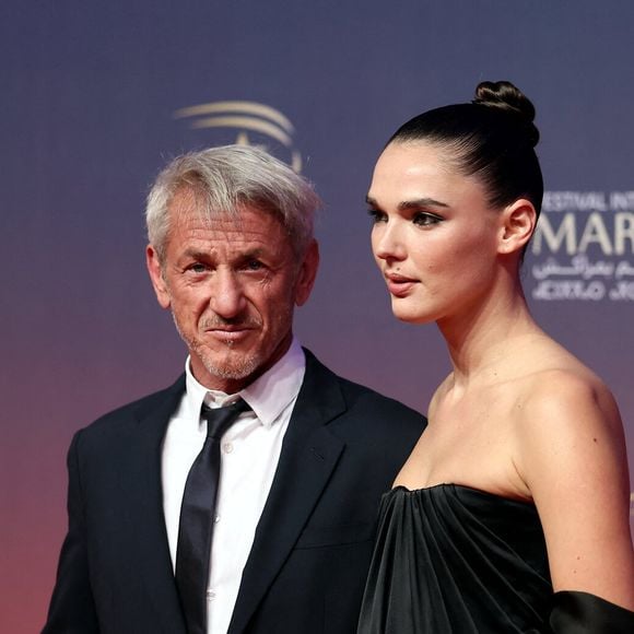 Sean Penn officialise avec sa compagne Valeria Nicov au photocall de la cérémonie d'hommage à Sean Penn lors de la deuxième journée du 21e Festival international du film de Marrakech, le 30 novembre 2024 à Marrakech, Maroc. © Dominique Jacovides/Bestimage