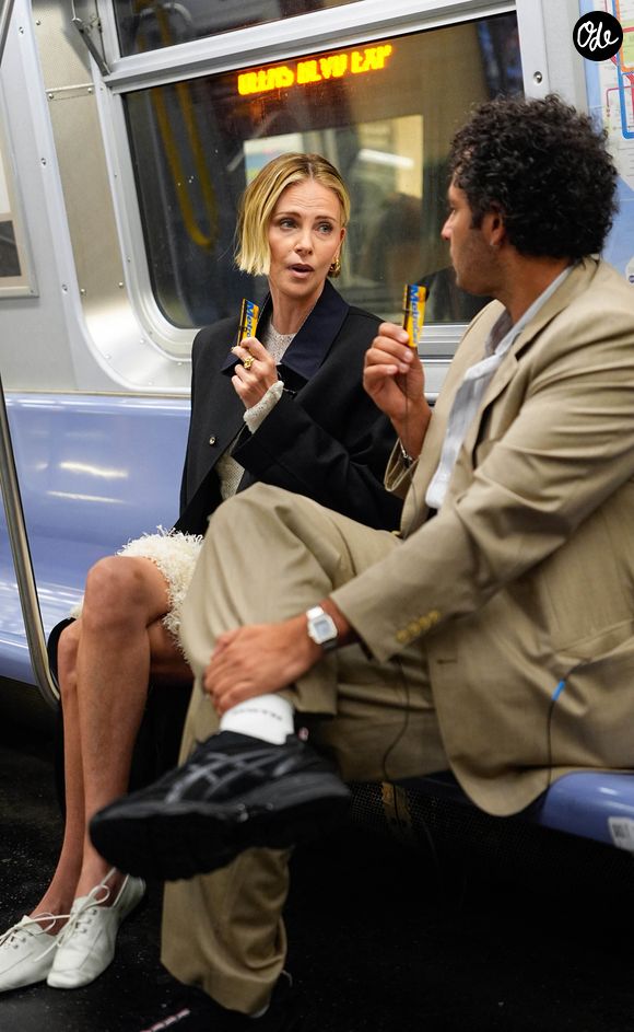 La derby blanche, inspirée de la chaussure de jazz, s'impose comme la tendance phare de 2026.

Charlize Theron et Kareem Rahma sont vus le 22 avril 2026 à New York City.