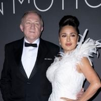 Salma Hayek en robe cygne avec François-Henri Pinault et sa belle-fille Mathilde, Pierre Niney et Natasha Andrews assortis au dîner Kering