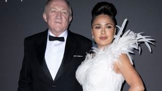 Salma Hayek en robe cygne avec François-Henri Pinault et sa belle-fille Mathilde, Pierre Niney et Natasha Andrews assortis au dîner Kering