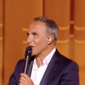 Nikos Aliagas a expliqué en direct que la chanteuse, bien que présente à Paris, ne pouvait pas se déplacer.

Extrait du lancement de la "Star Academy" sur TF1