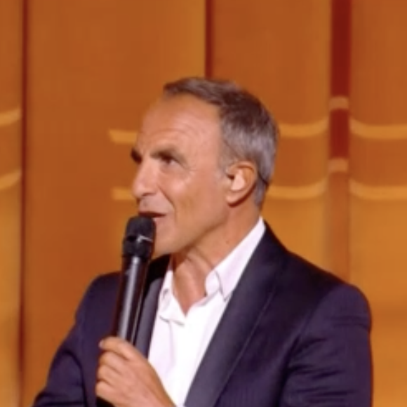 Nikos Aliagas a expliqué en direct que la chanteuse, bien que présente à Paris, ne pouvait pas se déplacer.

Extrait du lancement de la "Star Academy" sur TF1
