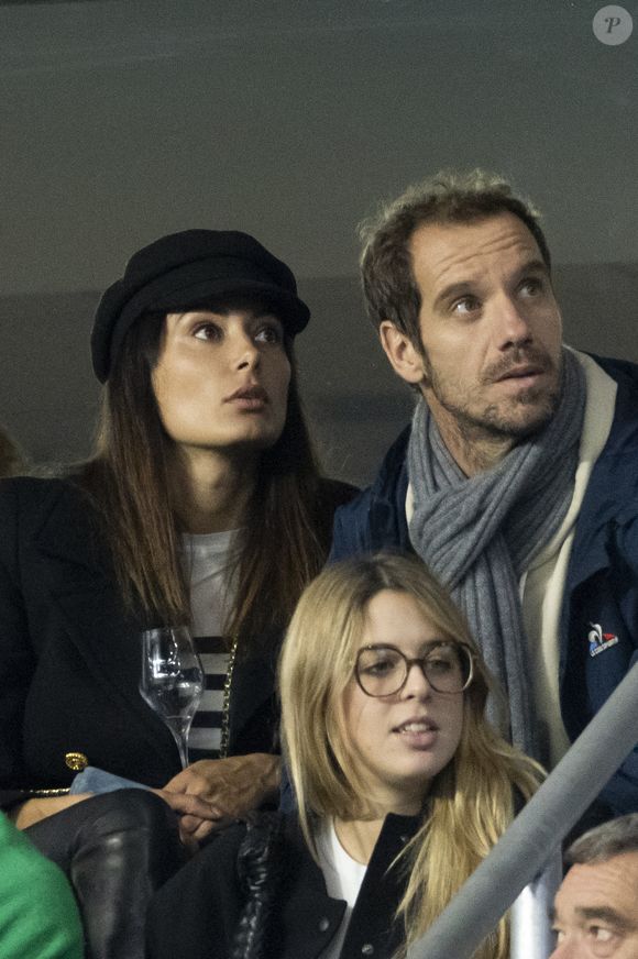 Richard Gasquet et sa compagne Clementine dans les tribunes lors de la demi-finale de la Coupe du Monde de Rugby opposant l'Argentine à la Nouvelle Zélande (6 - 44) au Stade de France à Saint-Denis, France, le 20 octobre 2023. © Cyril Moreau/Bestimage