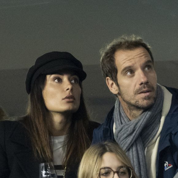Richard Gasquet et sa compagne Clementine dans les tribunes lors de la demi-finale de la Coupe du Monde de Rugby opposant l'Argentine à la Nouvelle Zélande (6 - 44) au Stade de France à Saint-Denis, France, le 20 octobre 2023. © Cyril Moreau/Bestimage
