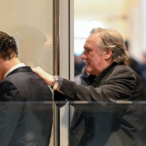 L'acteur français Gérard Depardieu arrive, avec son avocat Jérémie Assous, à l'ouverture de son procès pour agressions sexuelles sur deux femmes lors d'un tournage de film en 2021, au tribunal correctionnel de Paris, France, le 24 mars 2025. Depardieu, 76 ans, qui a réalisé plus de 200 films et séries télévisées, a été accusé de comportement inapproprié par une vingtaine de femmes, mais c'est la première affaire à être jugée. Les deux plaignantes - Amélie, 54 ans, décoratrice, et Sarah (nom modifié), 34 ans, assistante réalisatrice - allèguent une agression sexuelle lors du tournage en 2021 de « Les Volets Verts » du réalisateur Jean Becker. © Pierre Perusseau/Bestimage