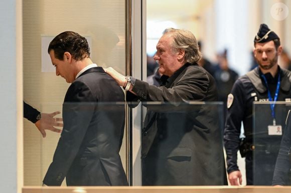L'acteur français Gérard Depardieu arrive, avec son avocat Jérémie Assous, à l'ouverture de son procès pour agressions sexuelles sur deux femmes lors d'un tournage de film en 2021, au tribunal correctionnel de Paris, France, le 24 mars 2025. Depardieu, 76 ans, qui a réalisé plus de 200 films et séries télévisées, a été accusé de comportement inapproprié par une vingtaine de femmes, mais c'est la première affaire à être jugée. Les deux plaignantes - Amélie, 54 ans, décoratrice, et Sarah (nom modifié), 34 ans, assistante réalisatrice - allèguent une agression sexuelle lors du tournage en 2021 de « Les Volets Verts » du réalisateur Jean Becker. © Pierre Perusseau/Bestimage