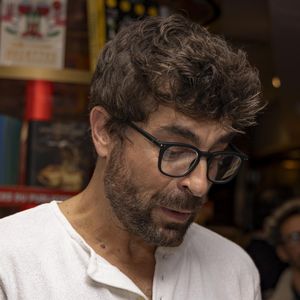 Agustín Galiana lors du lancement et la dédicace du livre de Agustín Galiana "Un homme debout" au Drugstore à Paris le 9 octobre 2025. © Vincenzo Arnone / Bestimage