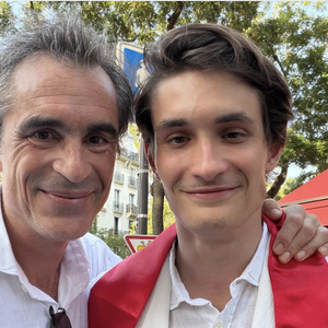 Six jours après avoir soufflé ses 25 bougies, le fils de Carla Bruni et de Raphaël Enthoven recevait son diplôme de fin d'études à Sciences Po Paris.

Raphaël Enhoven a posté une photo en compagnie de son fils lors de sa remise de diplome à Sciences Po en juin 2026 - Instagram