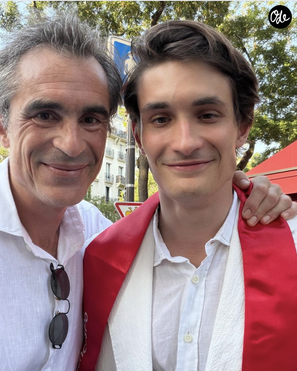 Six jours après avoir soufflé ses 25 bougies, le fils de Carla Bruni et de Raphaël Enthoven recevait son diplôme de fin d'études à Sciences Po Paris.

Raphaël Enhoven a posté une photo en compagnie de son fils lors de sa remise de diplome à Sciences Po en juin 2026 - Instagram