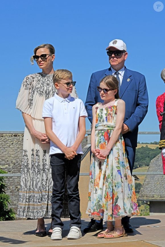 La propriété totalise en tout 56 hectares de terrain, 

No Tabloïds - Le prince Albert II de Monaco, la princesse Charlène de Monaco, le prince Jacques de Monaco, marquis des Baux, et la princesse Gabriella de Monaco, comtesse de Carladès, ont été accueillis à Mur-de-Barrez en aveyron par M. Pierre Ignace, le maire de la commune et membre de la délégation officielle française lors de la récente visite d’État à Monaco. Une nouvelle médiathèque, créée par la Communauté de communes Aubrac-Carladez-Viadène, a été officiellement baptisée Médiathèque Princesse Gabriella, le 9 juillet 2025. © Bruno Bebert/Bestimage