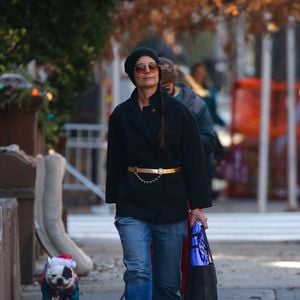 EXCLUSIF - New York, NY - Katie Holmes a été aperçue lors d'une promenade matinale le jour de son 46e anniversaire, dans une tenue décontractée et chic.