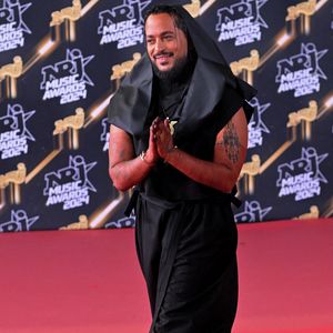 Le flamboyant succès que connaît Slimane depuis plusieurs années a été entaché ces dernières semaines par les accusations de harcèlement et d'agression sexuelle dont il fait l'objet.
Slimane participe aux 26ème NRJ Music Awards à Cannes, France.
