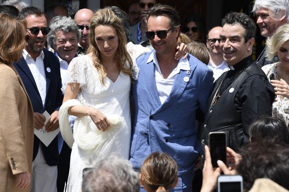 Nathalie Baye, Bernard Montiel, Jean-Louis Borloo, David Hallyday - Mariage de Laura Smet et Raphaël Lancrey-Javal à l'église Notre-Dame des Flots au Cap-Ferret le jour de l'anniversaire de son père Johnny Hallyday le 15 juin 2019. (Agence / Bestimage).