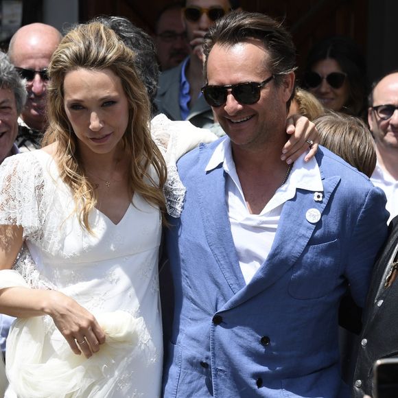 Nathalie Baye, Bernard Montiel, Jean-Louis Borloo, David Hallyday - Mariage de Laura Smet et Raphaël Lancrey-Javal à l'église Notre-Dame des Flots au Cap-Ferret le jour de l'anniversaire de son père Johnny Hallyday le 15 juin 2019. (Agence / Bestimage).