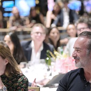 Jean Dujardin et sa femme Nathalie Péchalat (nouvelle présidente de l'association "Premiers de Cordée") - Dîner de charité Breitling à la Samaritaine pour l'association "Premiers de Cordée" à Paris le 4 avril 2024. Rachid Bellak/Bestimage