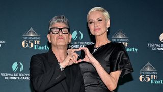 "Elle a les yeux revolver" : Marc Lavoine réserve une attention très romantique à Adriana Karembeu en plein gala à Abidjan