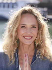 "Je ne savais pas conduire, je sortais beaucoup" : Hélène de Fougerolles a quitté Paris pour le Sud, un changement de vie qu'elle ne regrette pas