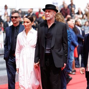 Sa fille de 12 ans en possède un uniquement parce qu'elle prend le métro seule et c'est un téléphone... à touches !

Rachida Brakni et son mari Éric Cantona - Montée des marches du film « Soudain » lors du 79e Festival international du film de Cannes, le 15 mai 2026. Photo par Jacovides-Moreau / Bestimage