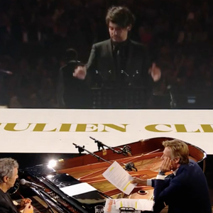 Laurent Delahousse reçoit Julien Clerc dans l'émission "20h30 le dimanche", France 2, le 8 juin 2025.