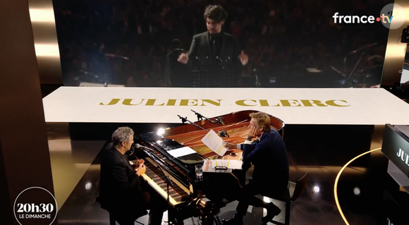 Laurent Delahousse reçoit Julien Clerc dans l'émission "20h30 le dimanche", France 2, le 8 juin 2025.