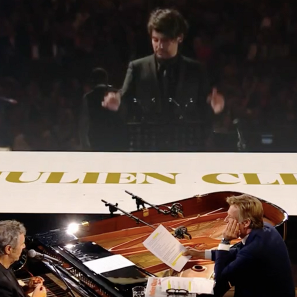 Laurent Delahousse reçoit Julien Clerc dans l'émission "20h30 le dimanche", France 2, le 8 juin 2025.