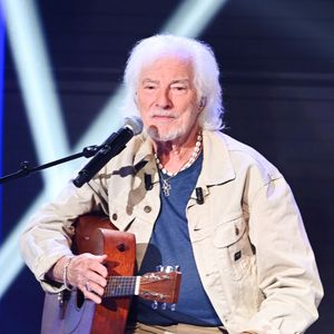 Hugues Aufray lors de l'enregistrement de l'émission "Vivement dimanche" à Paris, France, le 9 septembre 2025. Crédit Guillaume Gaffiot/Bestimage