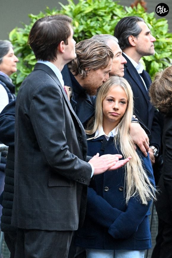 Nicolas Sarkozy est naturellement de la partie, tout comme leur fille Giulia. 

Aurélien Enthoven (fils de Carla Bruni), Jean Sarkozy et Giulia Sarkozy - Le clan Sarkozy à la sortie du domicile de Nicolas Sarkozy domicile parisien avant son incarcération à la prison de La Santé à Paris, France, le 21 octobre 2025. © Bestimage